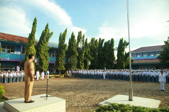 Walikota Jambi saat menjadi inspektur upacara 